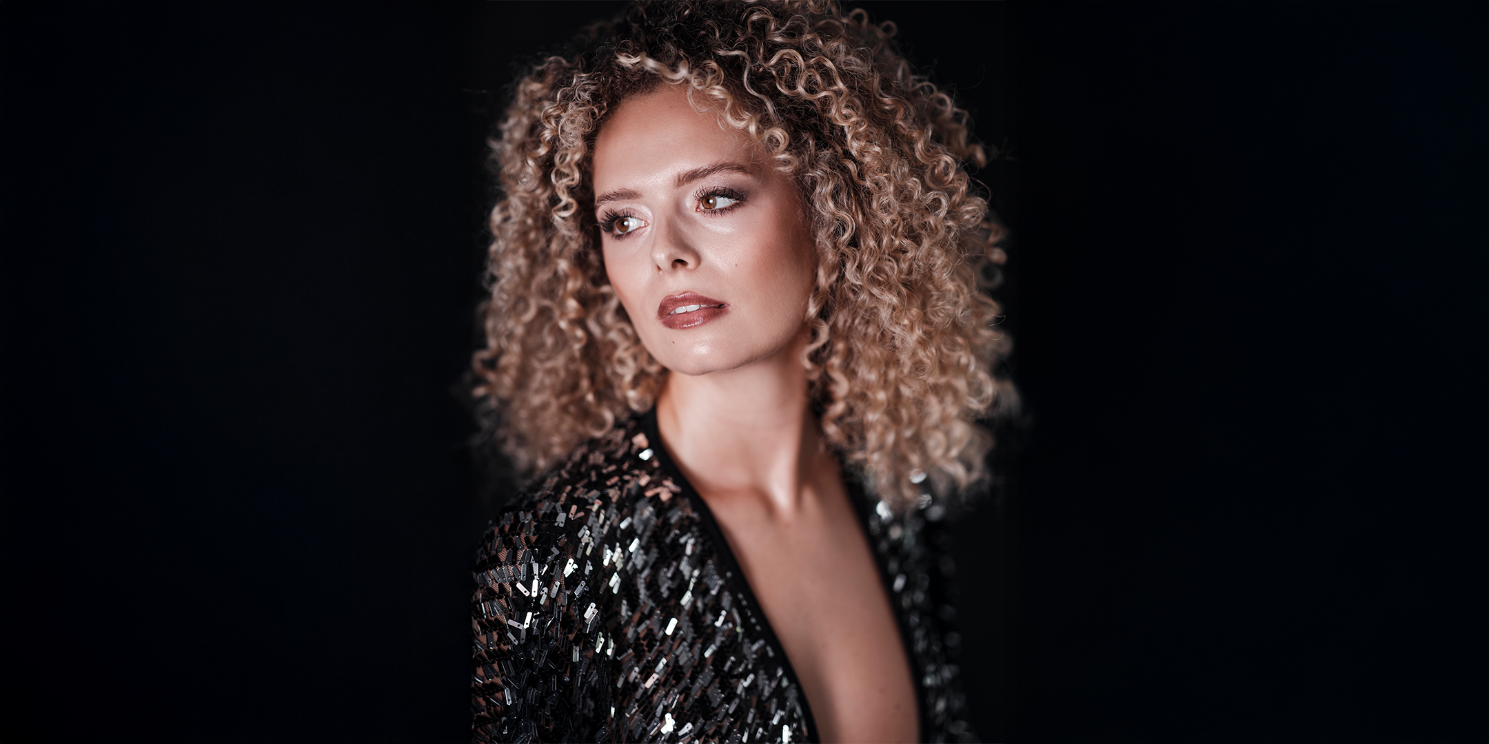 Professionelle Sedcard-Bilder ohne schweres Studio-Equipment: So geht's