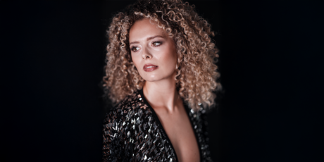 Professionelle Sedcard-Bilder ohne schweres Studio-Equipment: So geht's