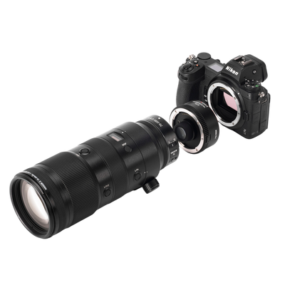 Viltrox Telekonverter montiert zwischen Kamera und Objektiv