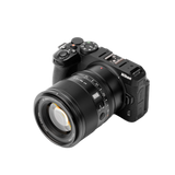 Seitliche Ansicht eines schwarzen Viltrox-Objektivs